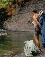 Apranga vandens sportui: kostiumai, pončai ir avalynė